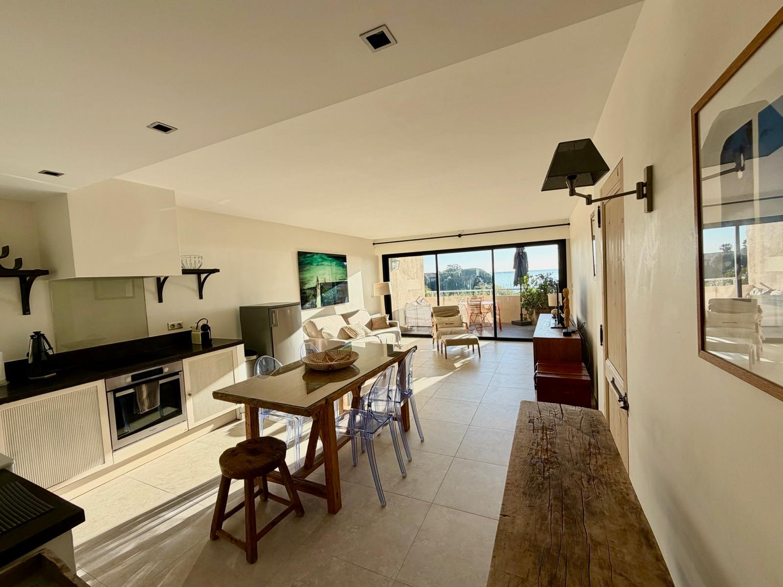 Inside Cap Nioulargo — open-plan living, sea view, Pampelonne behind the terrace